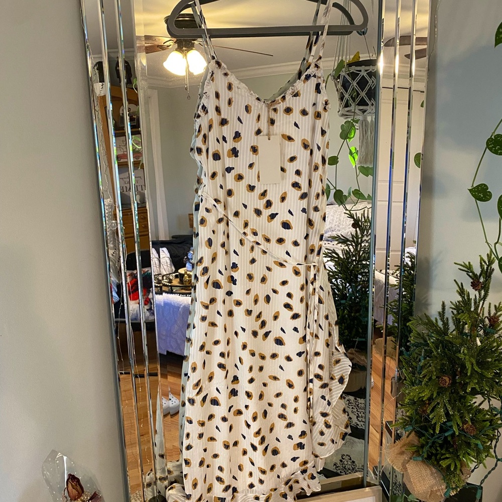 Midi dress with high slit on the left leg. Never been warn, tag still on dress.